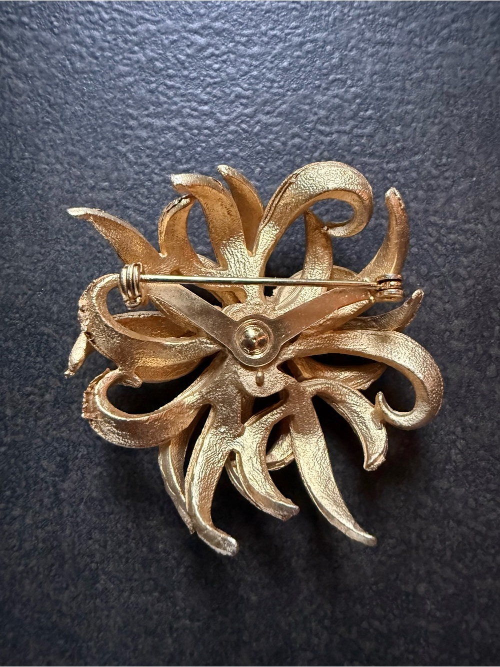 Antique Textured Gold Sunflower Brooch - Picture 3 of 6